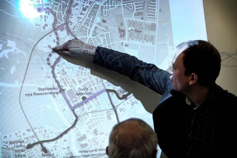 Pekande. Stadsbyggnadschef Anders Siversson förklarade bakgrunden till varför man bygger Kristianstadslänken.