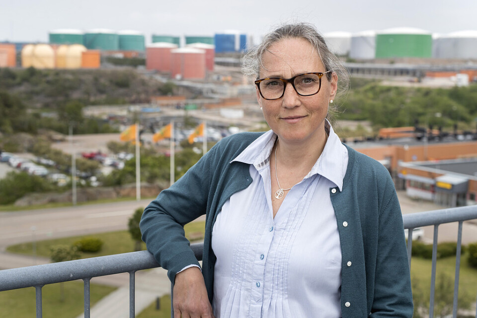 Malin Hallin är chef för hållbar utveckling på drivmedelsbolaget Preem. Hon ser den planerade utbyggnaden av raffinaderiet vid Lysekil som en investering för miljön, eftersom man ska kunna göra bensin och diesel av förnybara råvaror. Men kritiker pekar på en annan del av utbyggnaden, som vållar stora utsläpp av koldioxid.