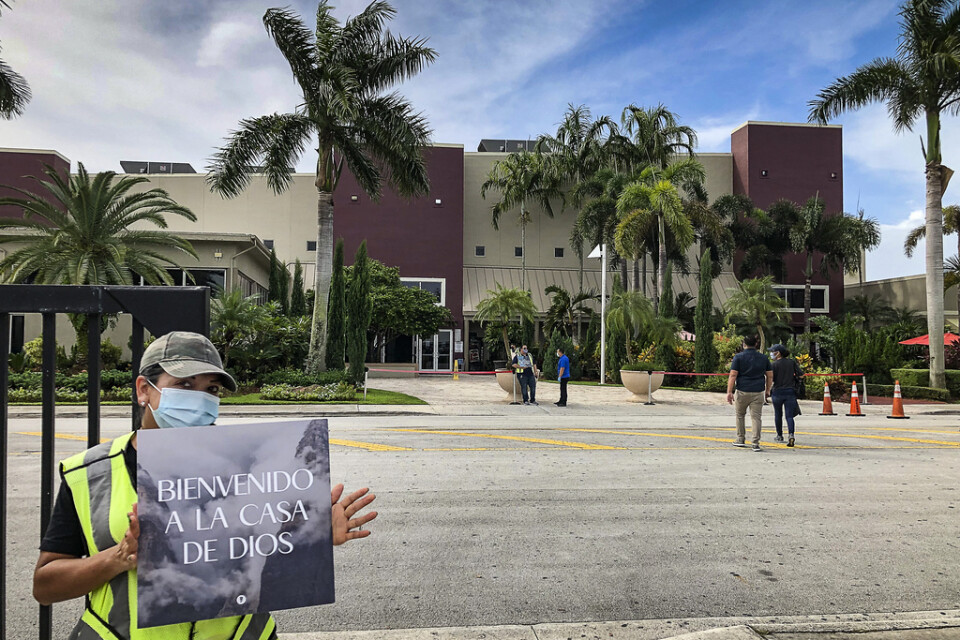 Utanför jättekyrkan King Jesus i sydvästra Miami i Florida samlas oroliga Trumpanhängare för bön och gudstjänst. Det var här den republikanske presidenten i januari höll ett jättelikt bönemöte och många i församlingen har höga tankar om honom.