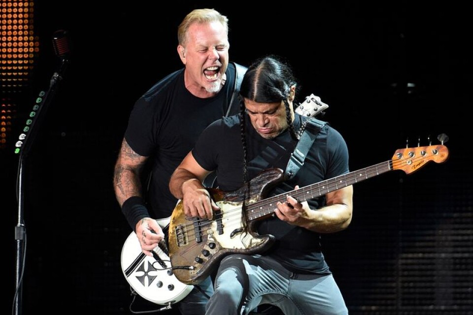 James Hetfield, till vänster och Robert Trujillo i Metallica under under konsert på The Rose Bowl i Pasadena, USA 2017.