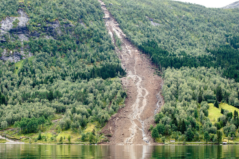 En man befaras ha omkommit när ett flera hundra meter långt jordskred drog fram över väg 451 i Jølster kommun i västra Norge i tisdags kväll.