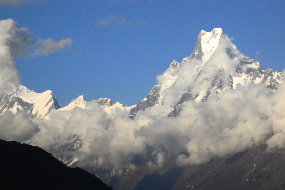 Flera personer saknas efter en lavin i Himalaya. Här är det nästan 7|000 meter höga berget Machapuchare, en av de högsta topparna i Annapurna-massivet. Arkivbild från 2014.