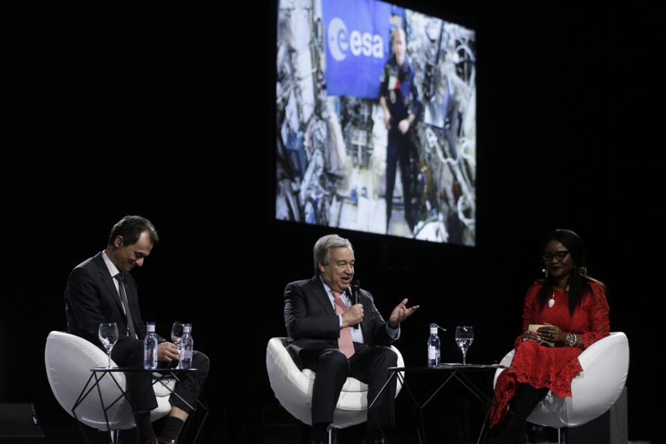 FN:s generalsekreterare António Guterres (mitten) talar med astronauten Luca Parmitano på den internationella rymdstationen via länk.