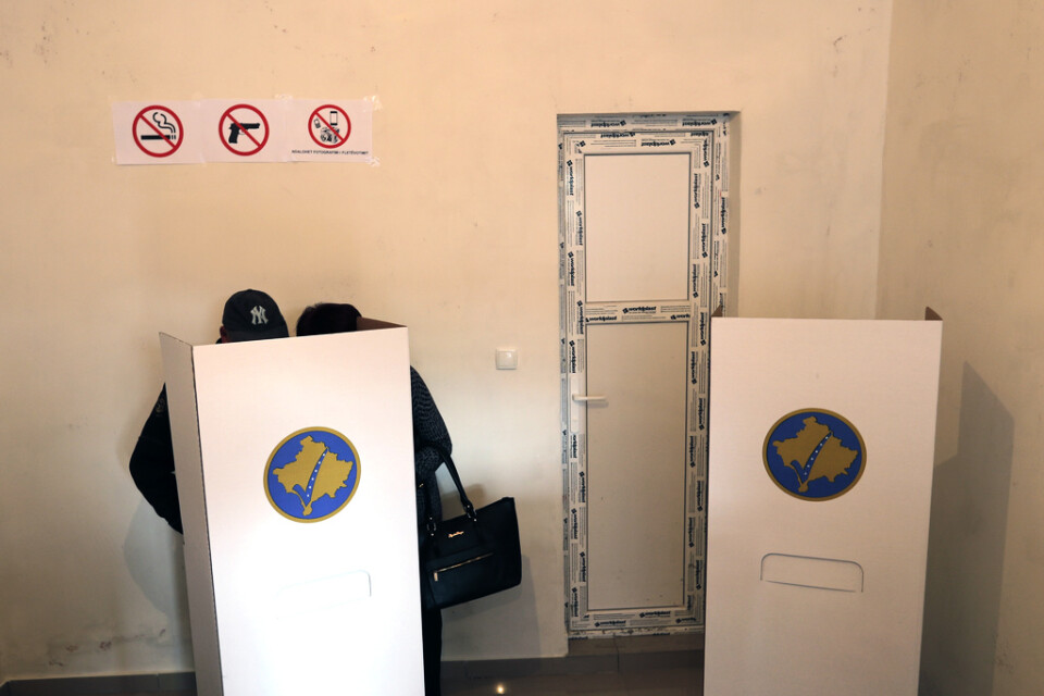 Ett par röstar i en vallokal i den serbdominerade delen av staden Mitrovica i norra Kosovo.