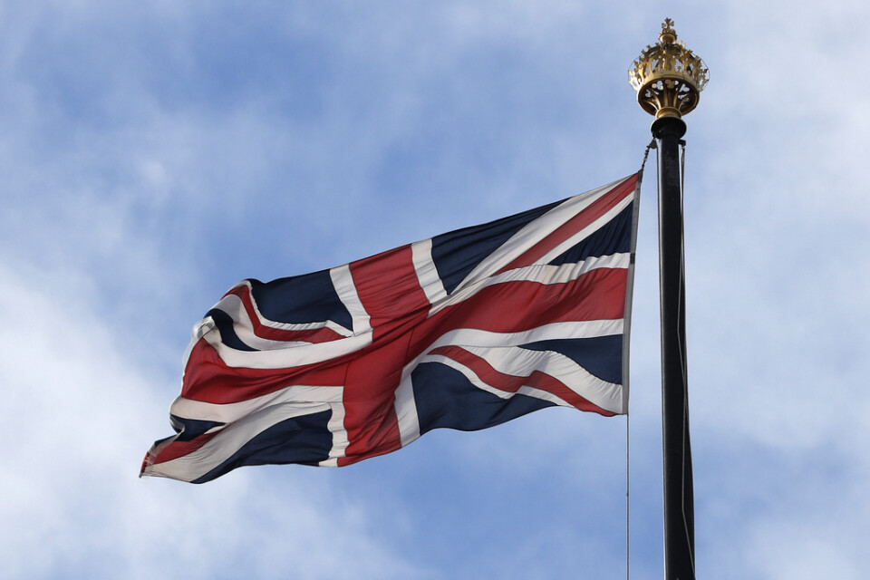 Flaggan vajar över det brittiska parlamentet. Arkivbild.