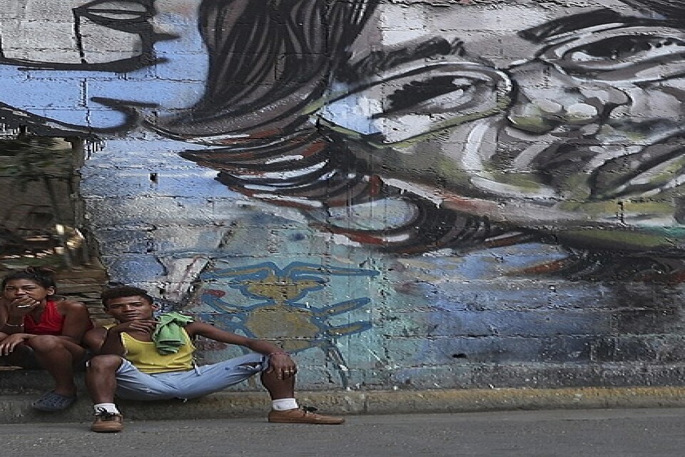 Ungdomar på en gata i Caracas. Krisen i deras land blir allt värre. Men nu kan förhandlingar vara på gång.