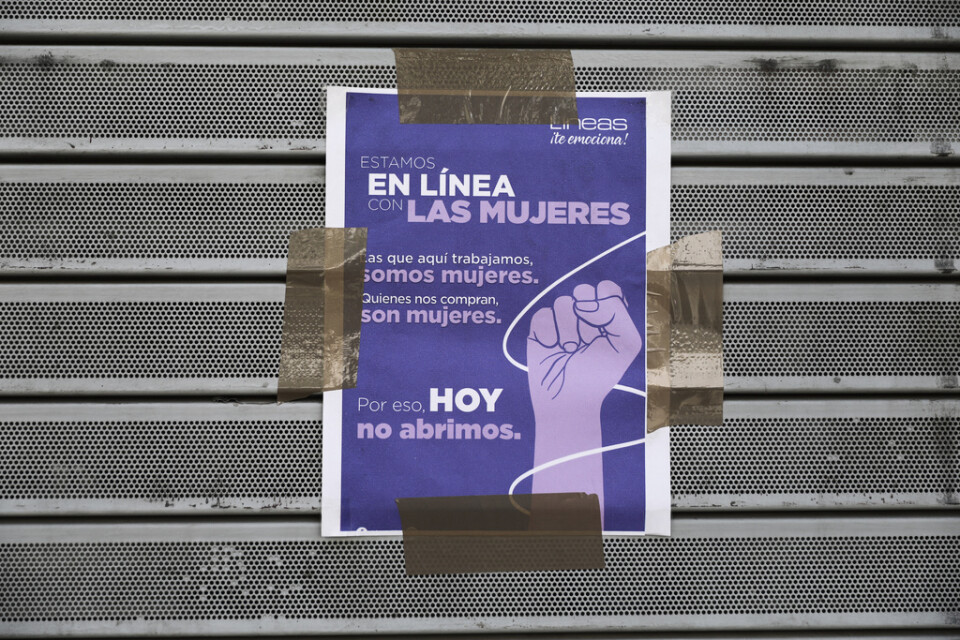 En affisch på en stängd butik i Mexico City med information om varför den inte öppnat under måndagen, då många kvinnor stannade hemma från sina arbeten i protest mot våldet.