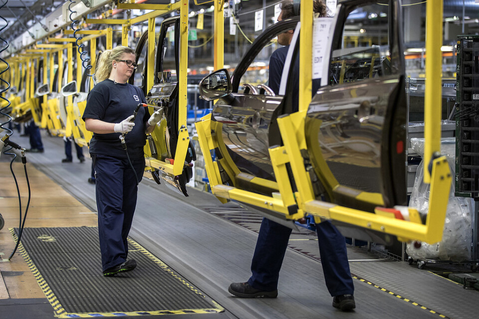 Den totala orderingången till industrin minskade med nästan fem procent i mars, jämfört med samma månad året före. På Bilden monteringsfabriken på Volvo i Torslanda.