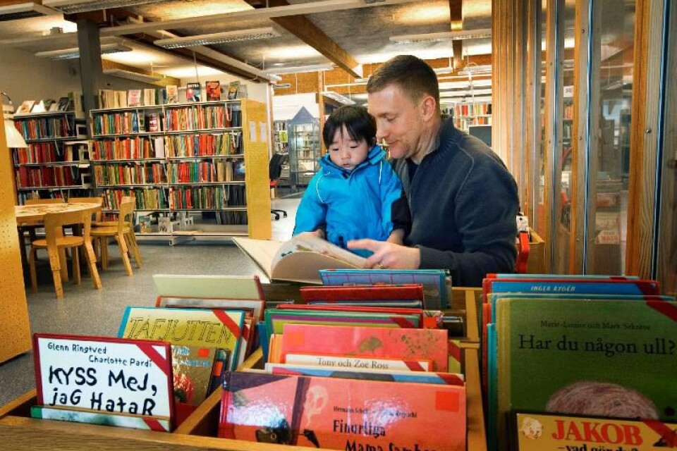 Calle Andersson och sonen Jonathan Andersson tittade efter nya böcker att låna på biblioteket i Sjöbo.