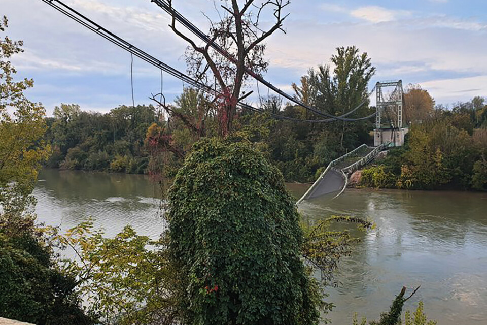 Två personer omkom när bron mellan Mirepoix-sur-Tarn och Bessières nära Toulouse kollapsade på måndagen.