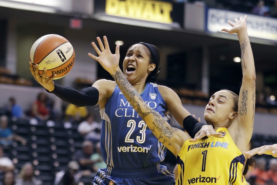 Basketstjärnan Maya Moore (till vänster) i en WNBA-match med Minnesota Lynx 2017. Arkivbild.