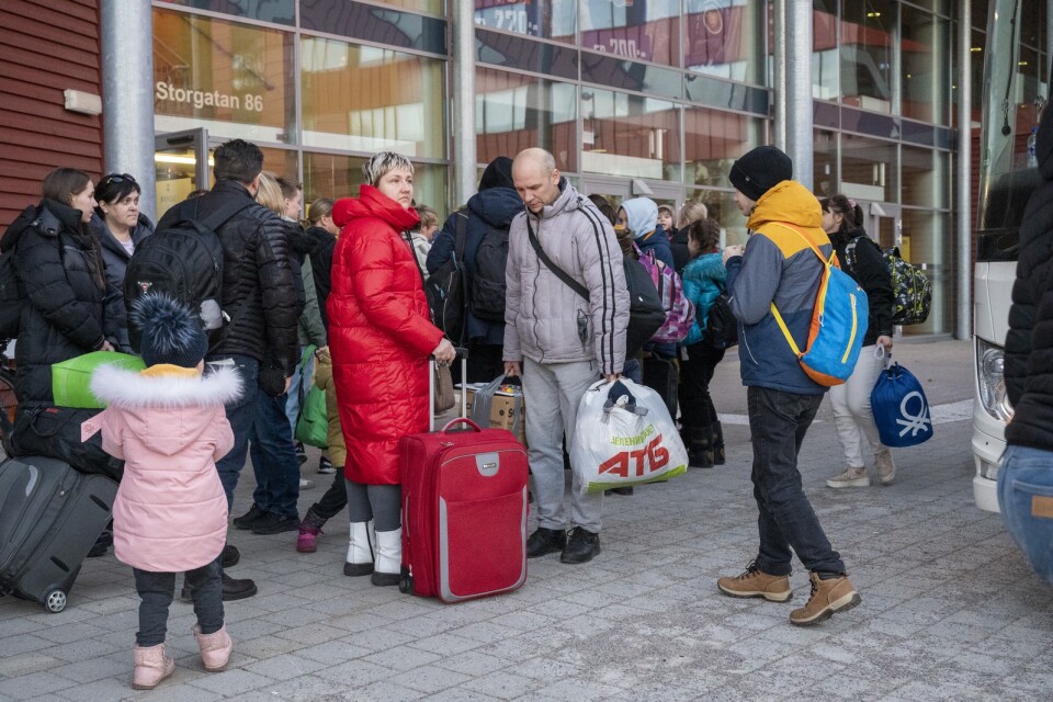Första bussen med flyktingar från Ukraina anländer till Växjö. Arkivbild.