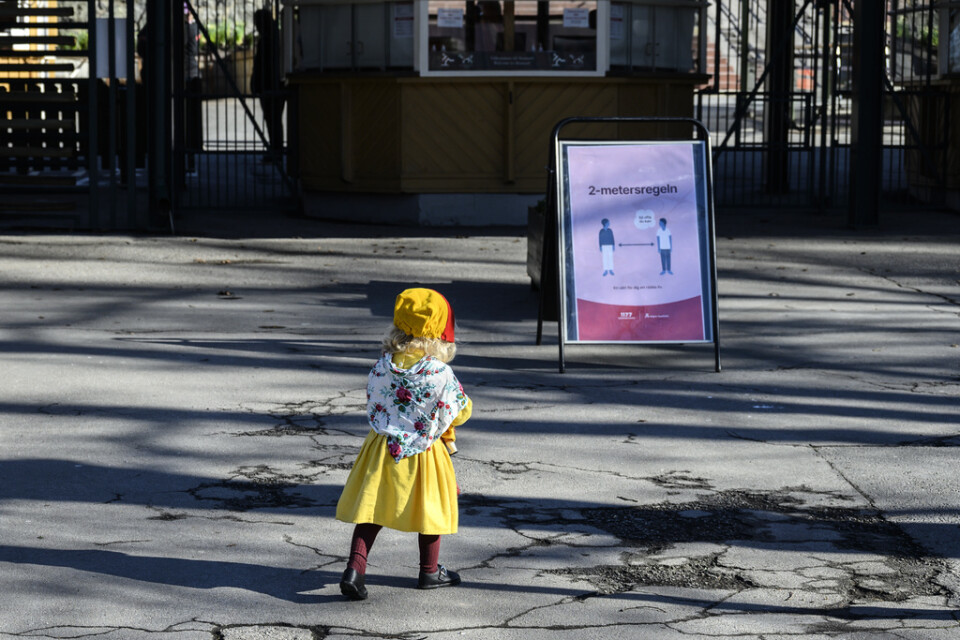 2,5-åriga Ella Lundberg var bland de första i kön när Skansen öppnade på torsdagen.