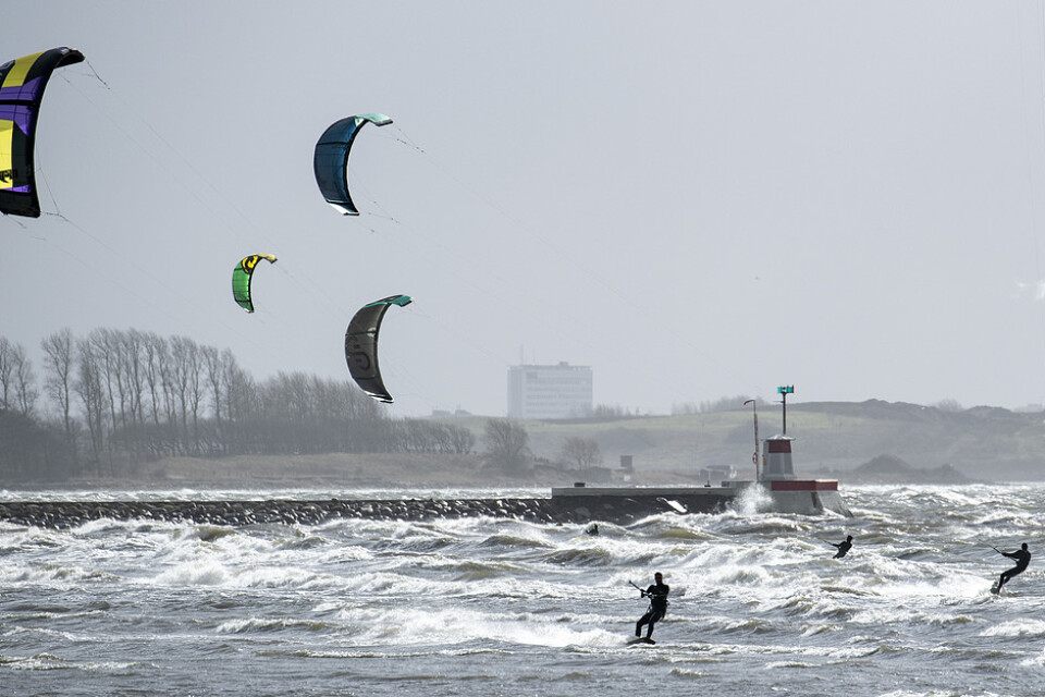 Utanför Lomma norr om Malmö passade kitesurfare under lördagen på att åka i den hårda vinden.