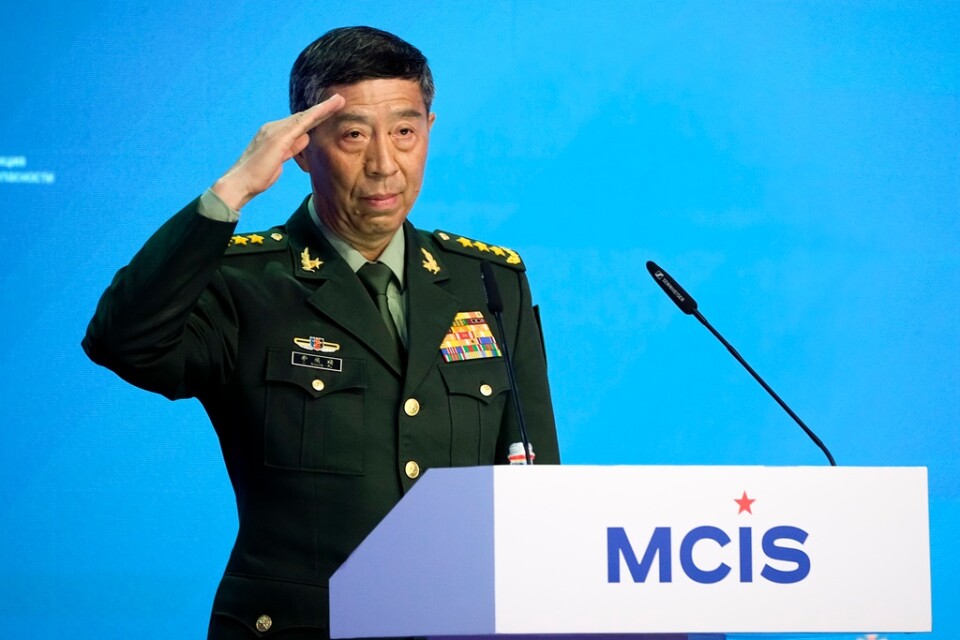 Kinas försvarsminister Li Shangfu gör honnör när han anländer för sitt tal vid säkerhetskonferensen i Moskva.