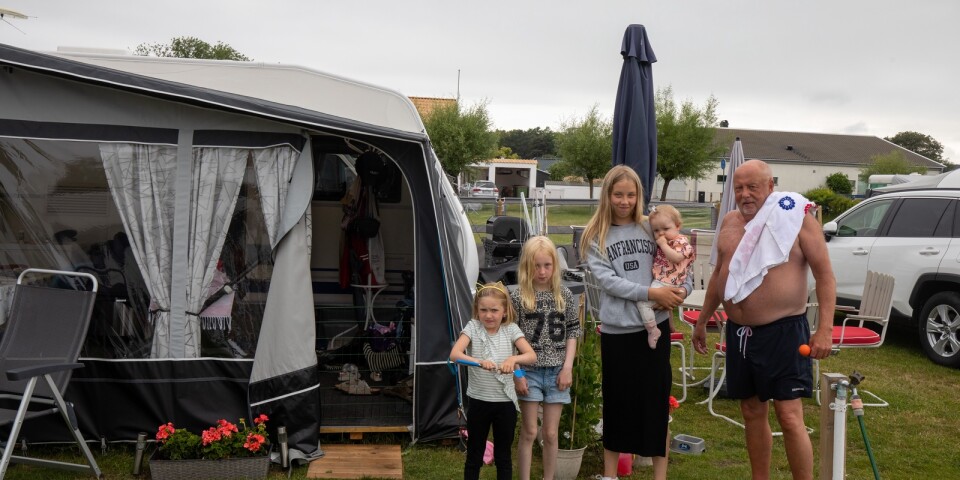 Bengt Lemheden har besök av barnbarn och barnbarnsbarn på Dalabadets Camping. Från vänster: Wilma, Olivia, Ellie, Maja, Bengt.