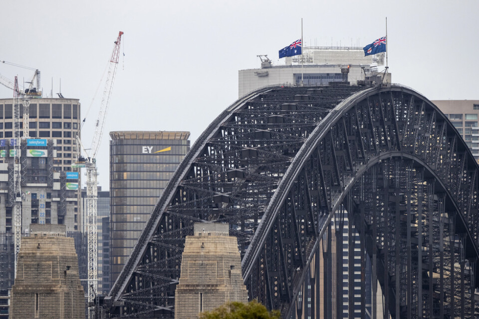 Den australiska flaggan vajar på halv stång på Harbour Bridge i Sydney, Australien.