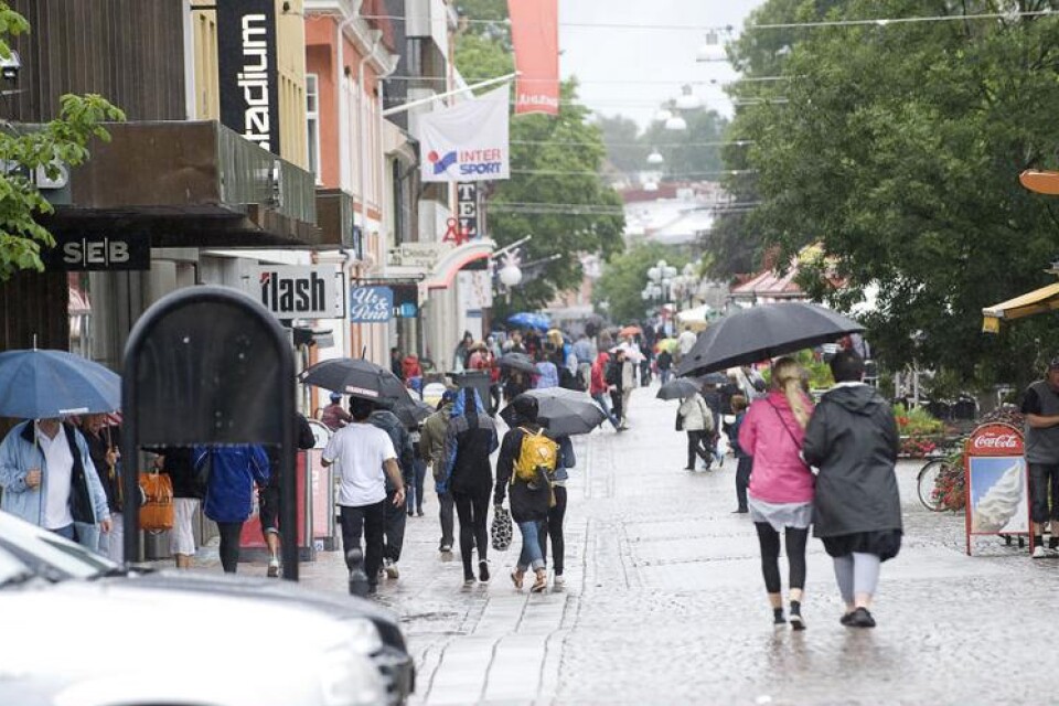Vad händer med butikerna på Storgatan när Samarkand byggs ut? En del butiksägare i centrum är rädda att tappa kunder.