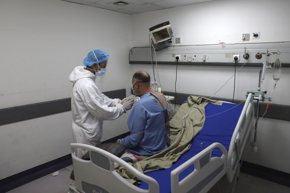 Sjukvårdspersonal hjälper en covid-patient på Rafik Hariri-sjukhuset i Beirut. Arkivbild.