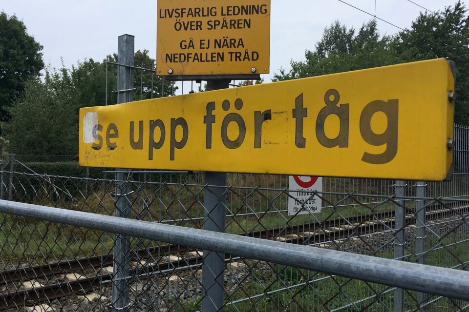 Järnvägen vid övergången nära Lindesborgsskolan.