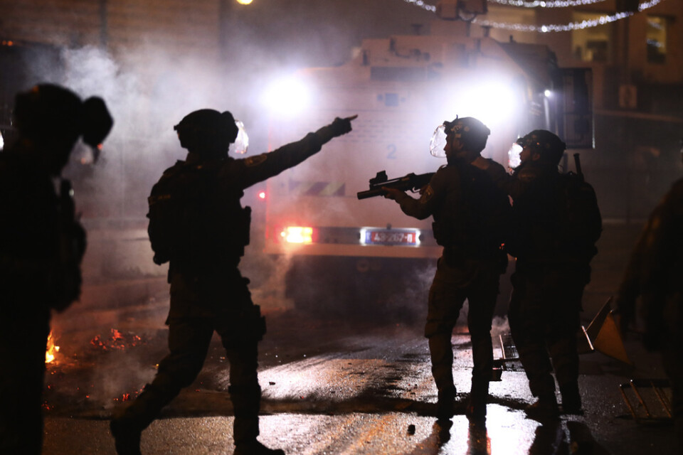 Israelisk kravallpolis skjuter distraktionsgranater mot palestinska demonstranter vid sammandrabbningar vid Damaskusporten precis utanför Jerusalems gamla stad.