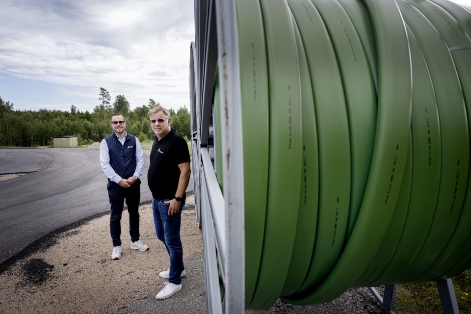 Fredrik Alexandersson, marknadschef på Svatek, och Claes Wiger, försäljningsansvarig på A-plast, med en stora trumma där det gröna röret rullats upp.