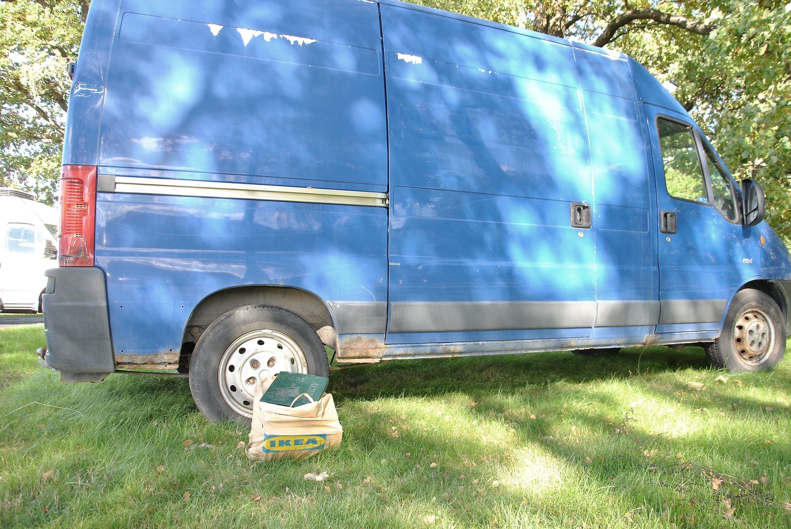 Även en blå skåpbil flyttades upp på gräset, när parkeringen vid Tivolibacken skulle asfalteras.
