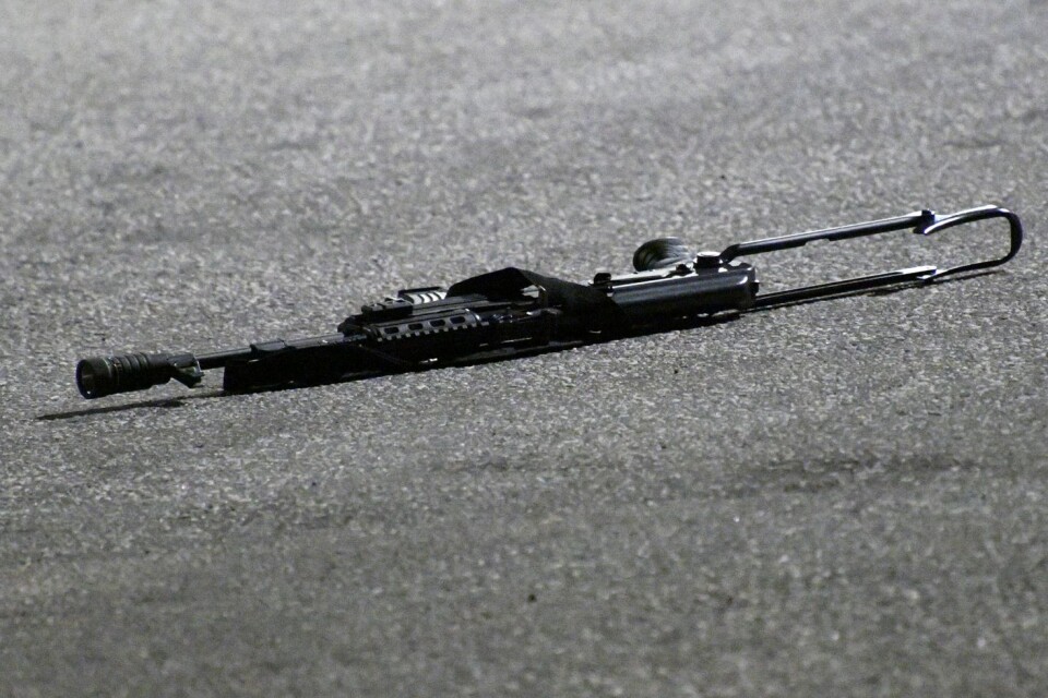 Ett föremål som liknar ett automatvapen låg kvar på platsen efter det att sex personer gripits i Malmö.