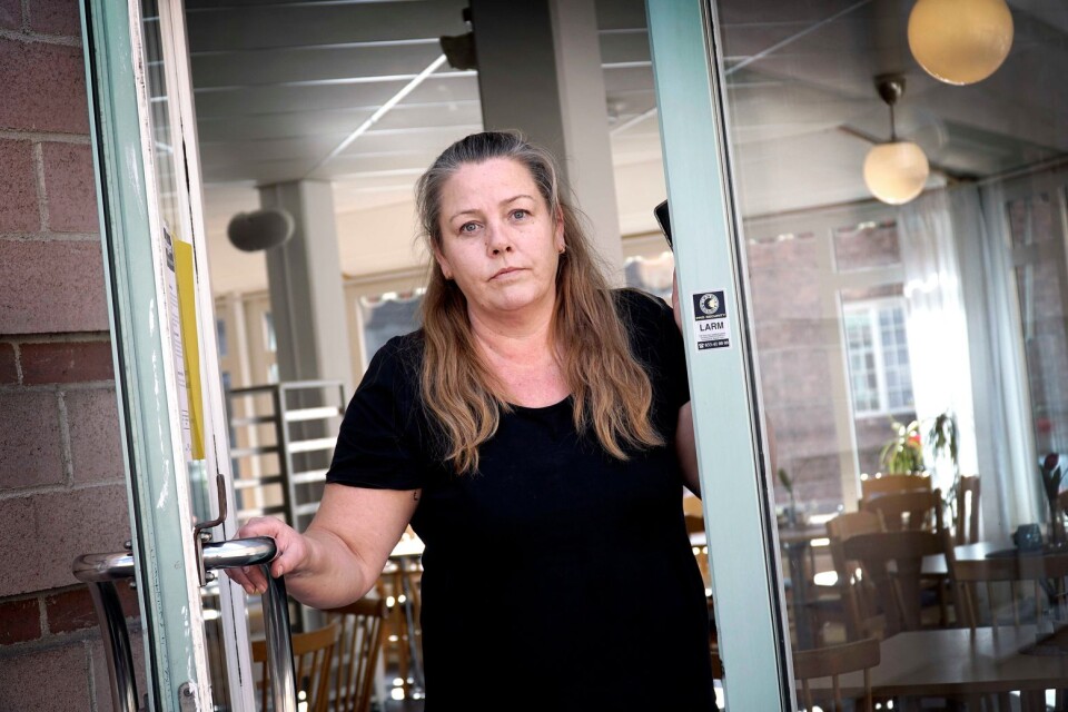 47-åriga Liselott Lindström blir irriterad över att se riskgruppen 70-plussarna köa i matvarubutikerna. ”Håll er hemma. Det är er vi gör uppoffringarna för”, säger hon.