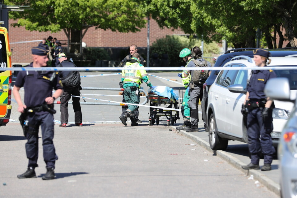Polis och ambulans på plats i stadsdelen Hjällbo i Göteborg efter skottlossningen där en man i 40-årsåldern dödades, några dagar efter upploppet i området. Arkivbild.