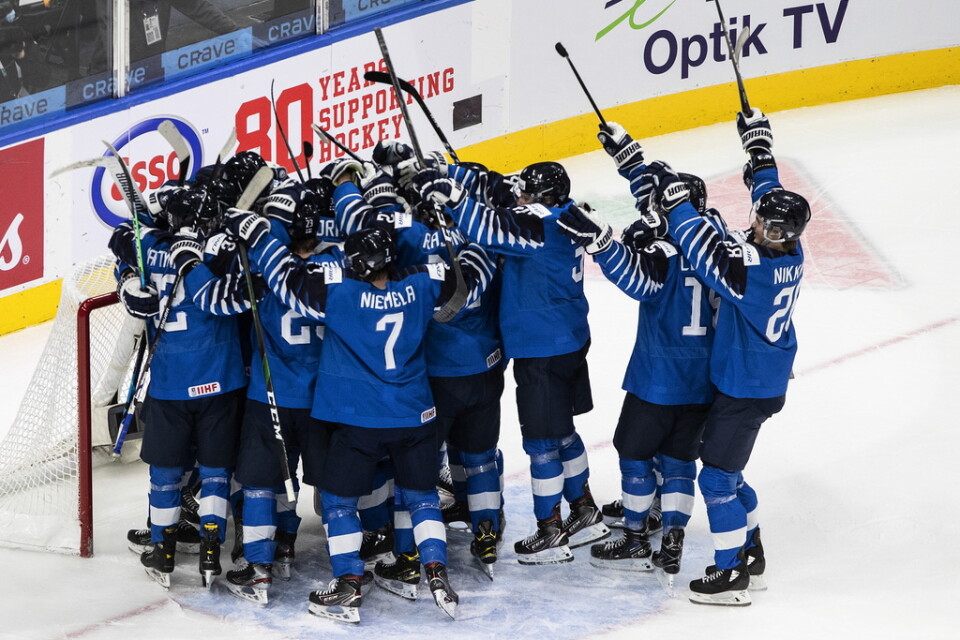 Finland firar bronset i junior-VM i ishockey i Edmonton i Kanada.