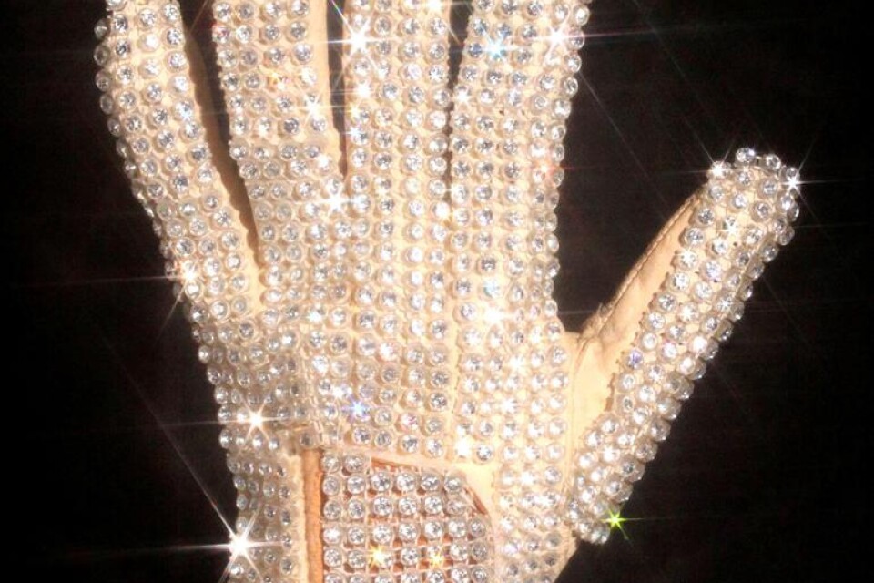 Michael Jacksons handske såld: för 350 000 dollar.