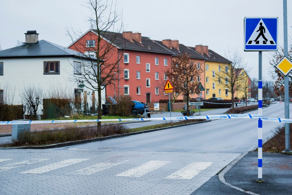 Parts of Näsbychaussén, from the junction by Infanterivägen heading southwards, have been cordoned off. The police’s bomb squad is at the scene.