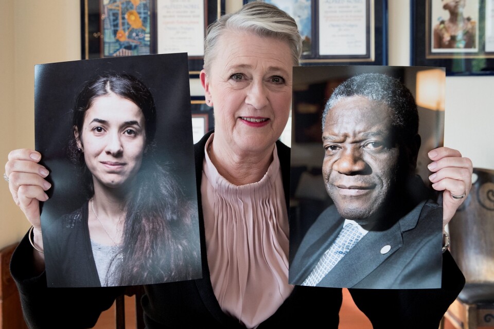Norska Nobelkomiteens ord­fö­ran­de Be­rit Reiss-Andersen med bilder på pris­ta­ga­rna. 			             Foto: TT