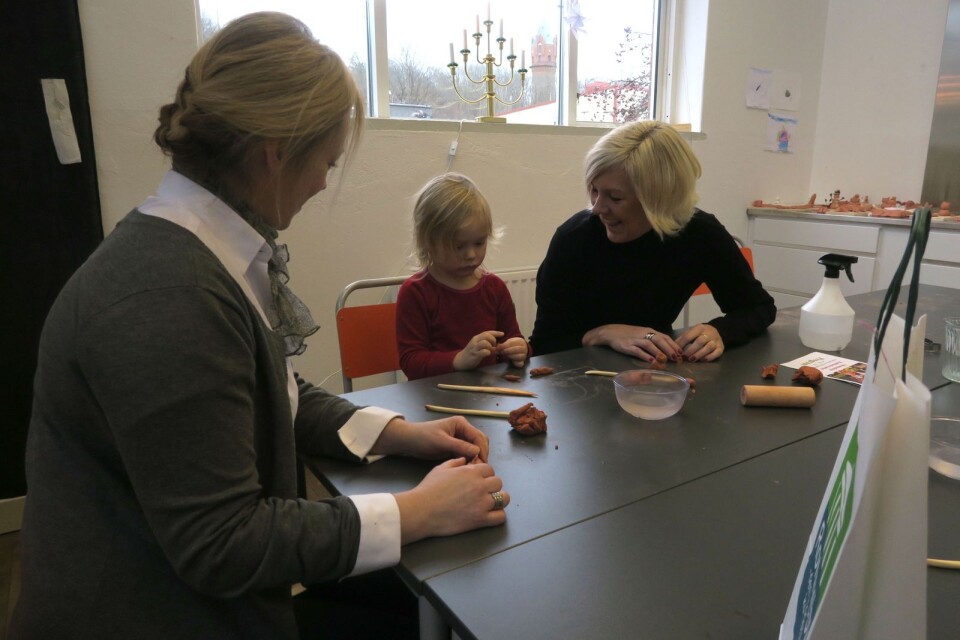 Stella Berglund skulpterade lera tillsammans med sin mamma Karin Berglund och Ulrika Hellquist