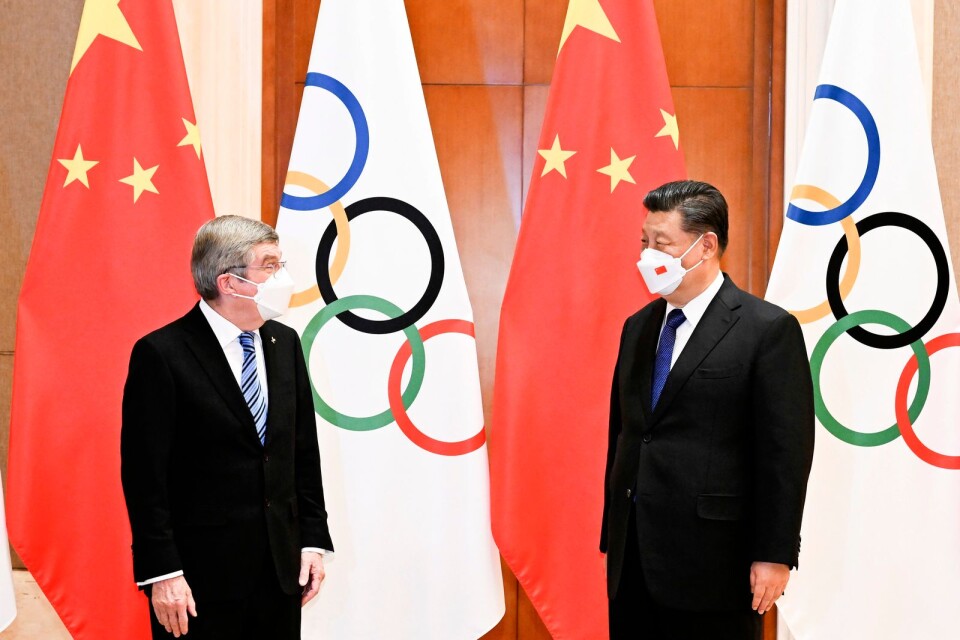 Olympiska kommitténs president Thomas Bach, till vänster, tillsammans med Kinas president, Xi Jinping.