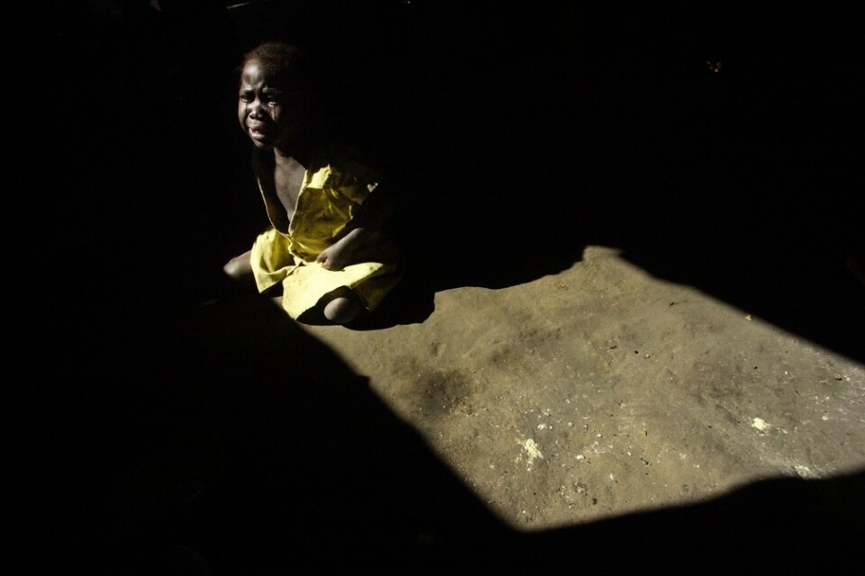 De högre temperaturerna leder till torka, med minskad jordbruksproduktion som följd. På bilden ett barn som gråter av hunger på ett sjukhus i Kuito i Angola.