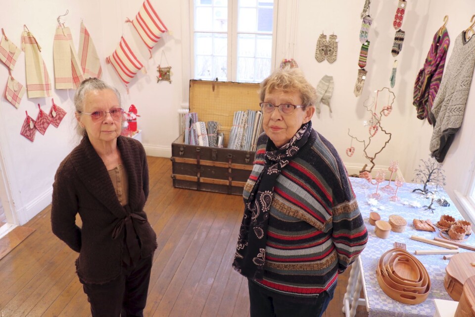 Lena Ewenson och Gunvor Djurberg har haft några trevliga timmar i arbetet med att iordningsställa årets julutställning.