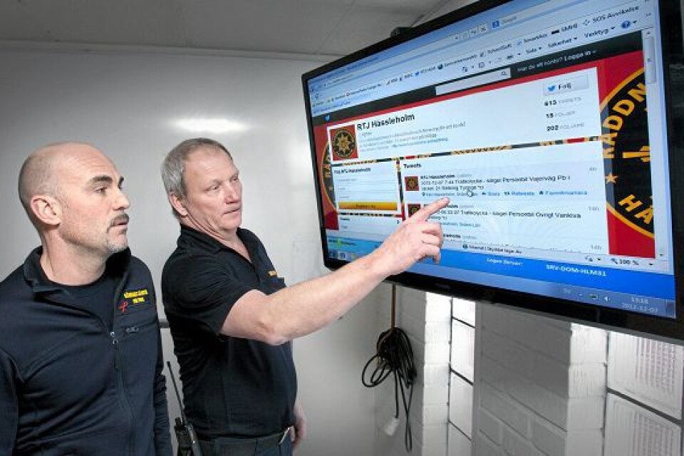 Per Friis (vänster) och Conny Ingvarsson kollar på storbildsskärmen in några av de tweets som de gjort för räddningstjänsten sedan de började twittra för snart ett år sedan. Foto: Stefan Sandström