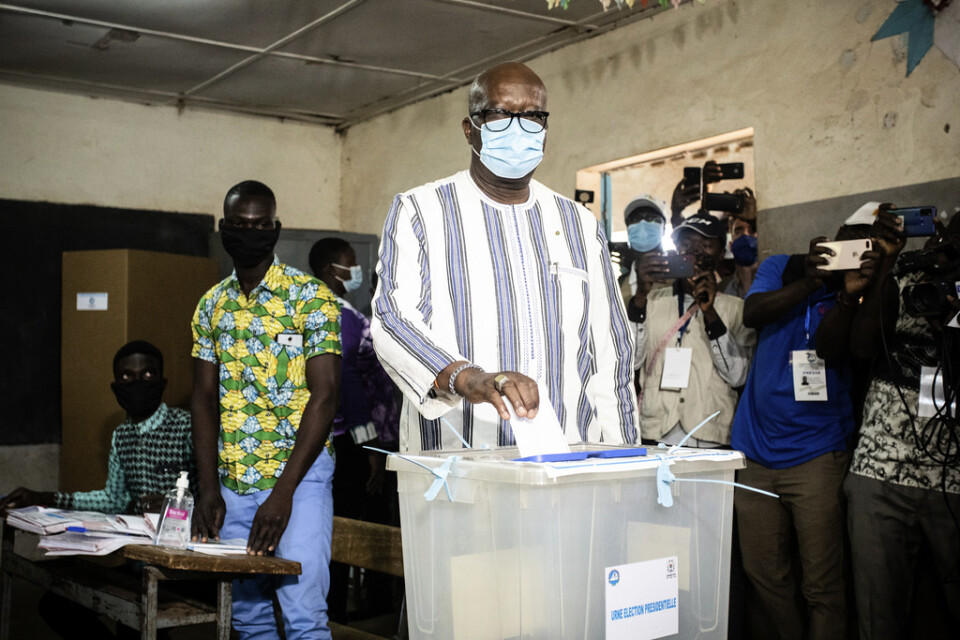Burkina Fasos president Roch Kaboré lägger sin röst. Han hoppas bli omvald i söndagens val, men de senaste årens brutala våldsspiral i landet lägger en tung skugga över hans mandatperiod.