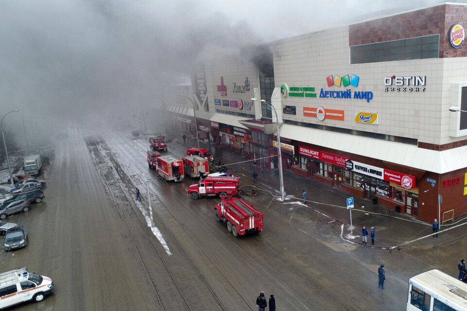 Rök stiger från det 23 000 kvadratmeter stora varuhuset i Kemerovo.