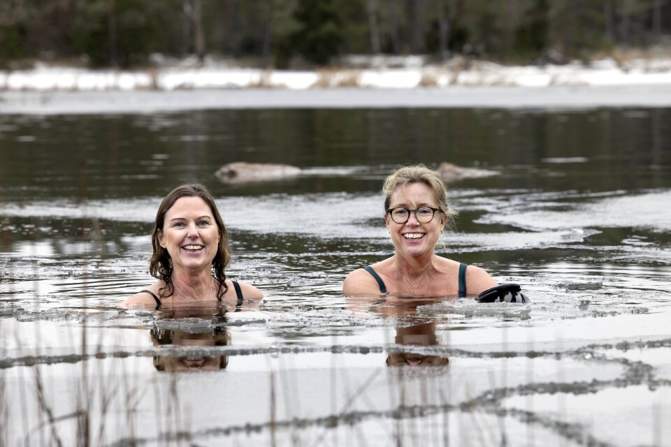 Angelica Vinskär och Åsa Cederbom simmar vidare i djupt vatten i avsnitt nummer två som går under namnet Vissa föds mer köldtåliga än andra.