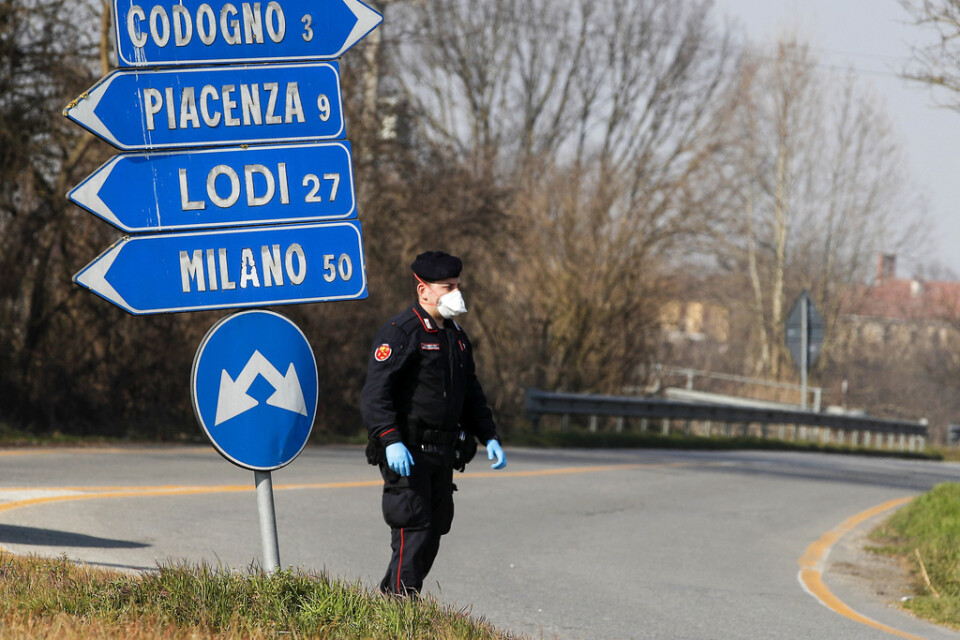 Poliser håller koll för att upprätthålla isoleringen av det isolerade området kring orten Codogno i Lombardiet.