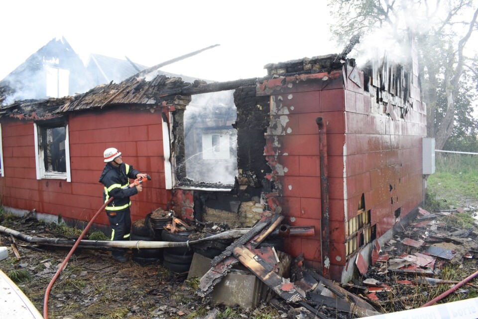 Huset i Skumparp totalförstördes i branden på söndagsmorgonen. Bjärsjölagårds räddningsvärn fortsatte släckningsarbetet under förmiddagen.