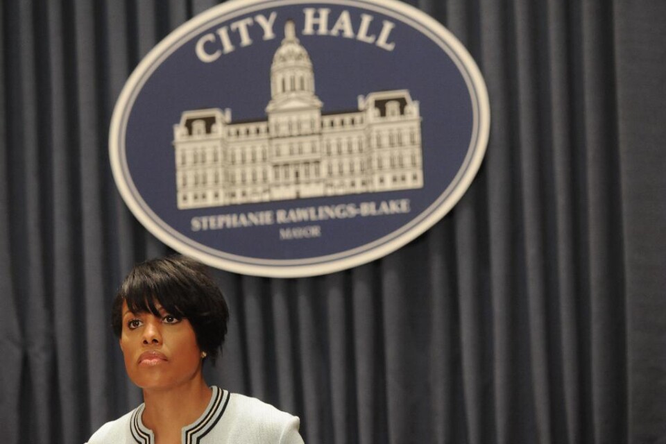 Borgmästaren i Baltimore begär att USA:s federala myndigheter granskar hur stadens poliskår har skött sitt jobb. Sex poliser är misstänkta för brott sedan 25-årige Freddie Gray dog efter att ha blivit gripen. Demonstrationer med våldsinslag och plundrin