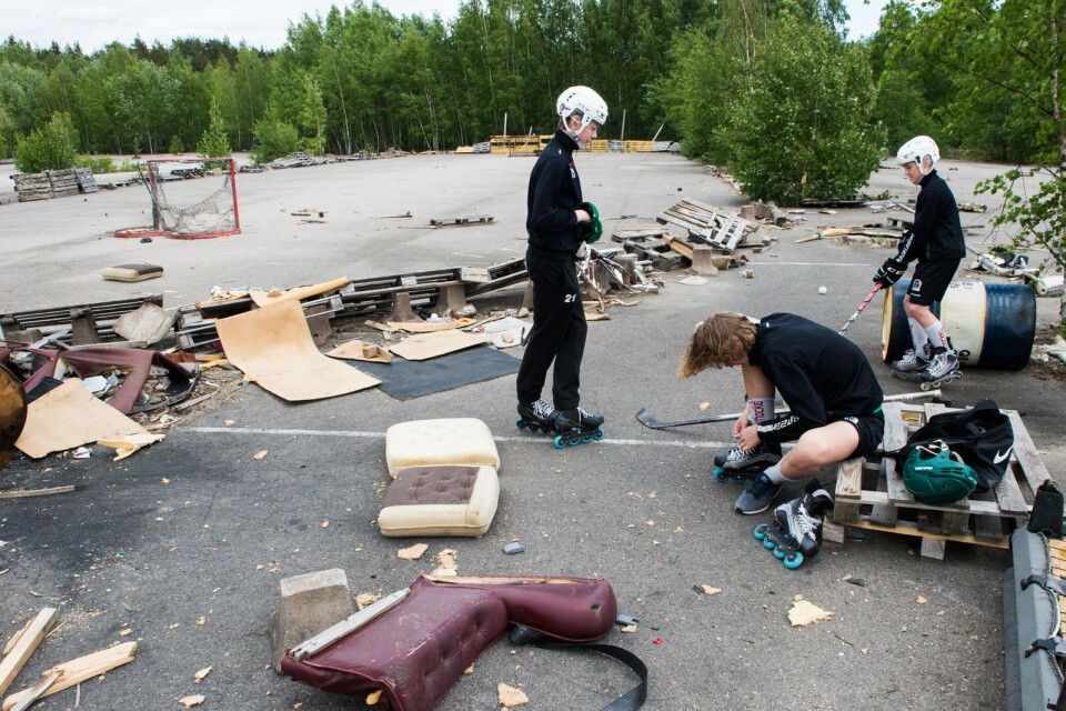 Algot Danielsson, Emil Berglund och Mille Lundström spelar landhockey på den gamla sågen i Tingsryd så gott som varje vecka.