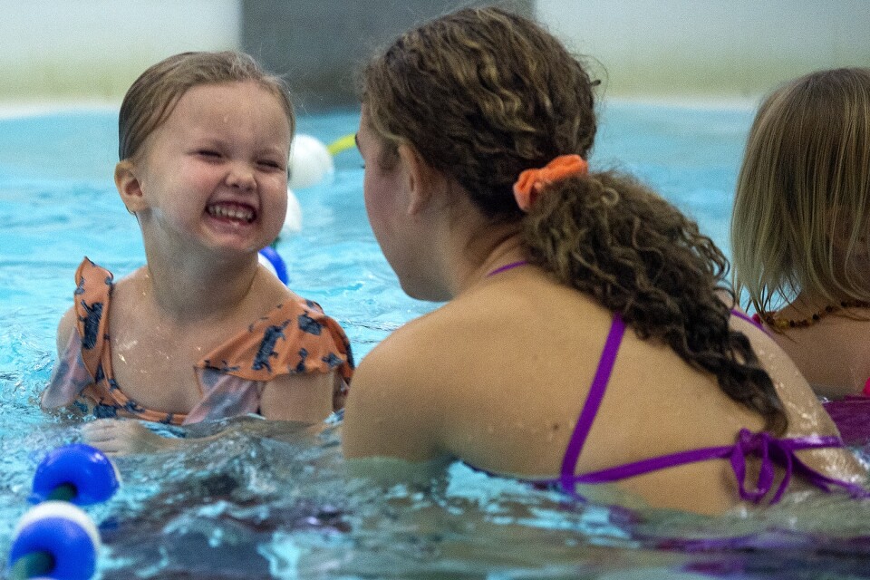 Andra Aline Dorff and instructor Isabella Wahlund have fun in the water.