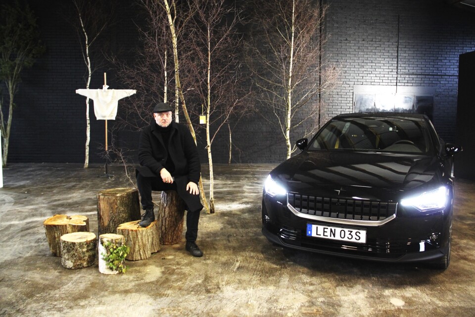 Alexander Stutterheim och Volvos Polestar 2. Volvo har besökt Stutterheim på Öland för att spela in reklamfilm.