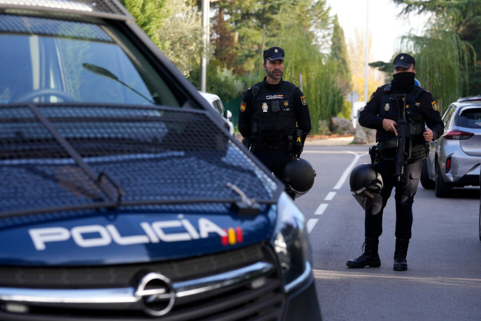 Polis utanför Ukrainas ambassad i Madrid på onsdagen.