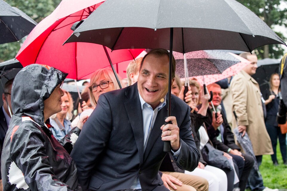 Statsminister Stefan Löfven (S) under ett paraply innan sommartalet 2016 i Vasaparken i Stockholm.